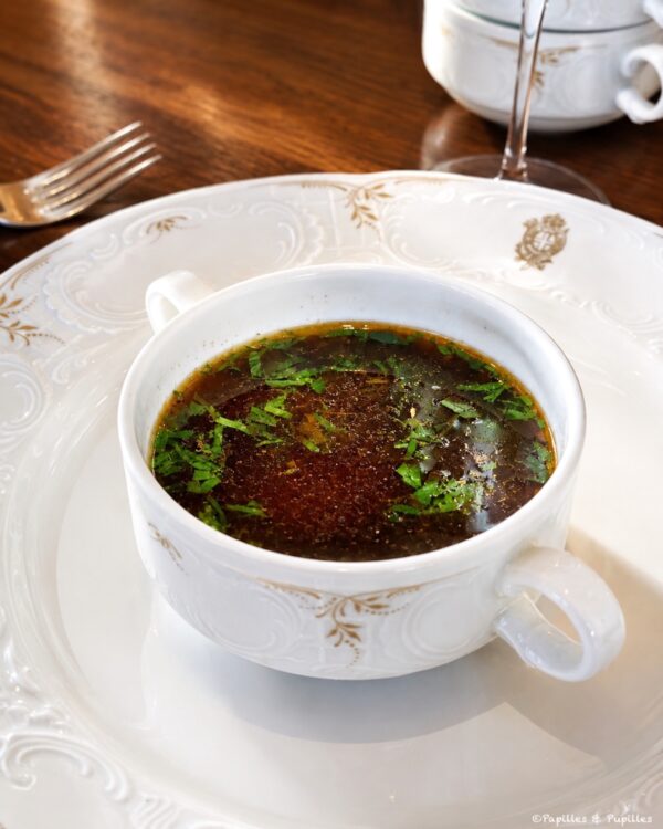 Bouillon à la livèche servi dans une tasse blanche à la Maison Duler